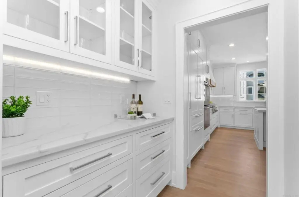 White Kitchen Cabinets with Marble Countertops: Timeless Elegance 1 White Kitchen Cabinets with Marble Countertops
