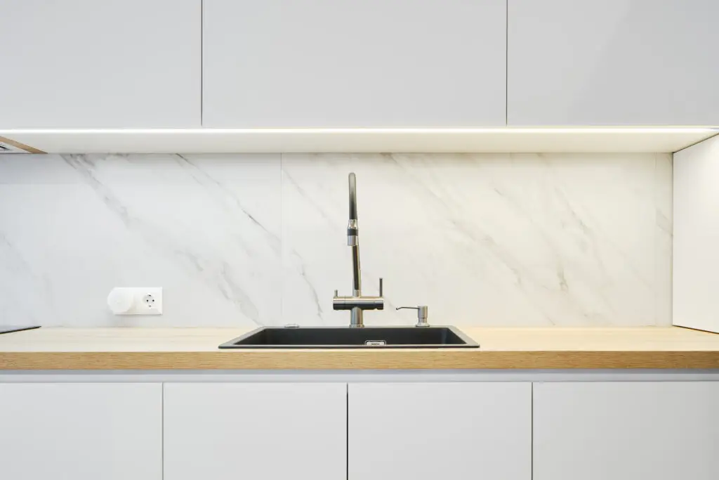 What Color Backsplash Goes With White Cabinets? (2026 Guide) 1 Best Backsplash Colors for White Cabinets